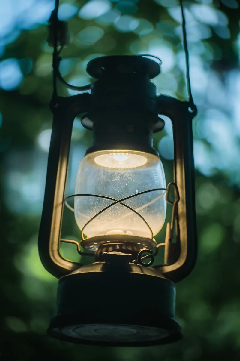 手作工坊内工具摆放与工序顺序的现场场景